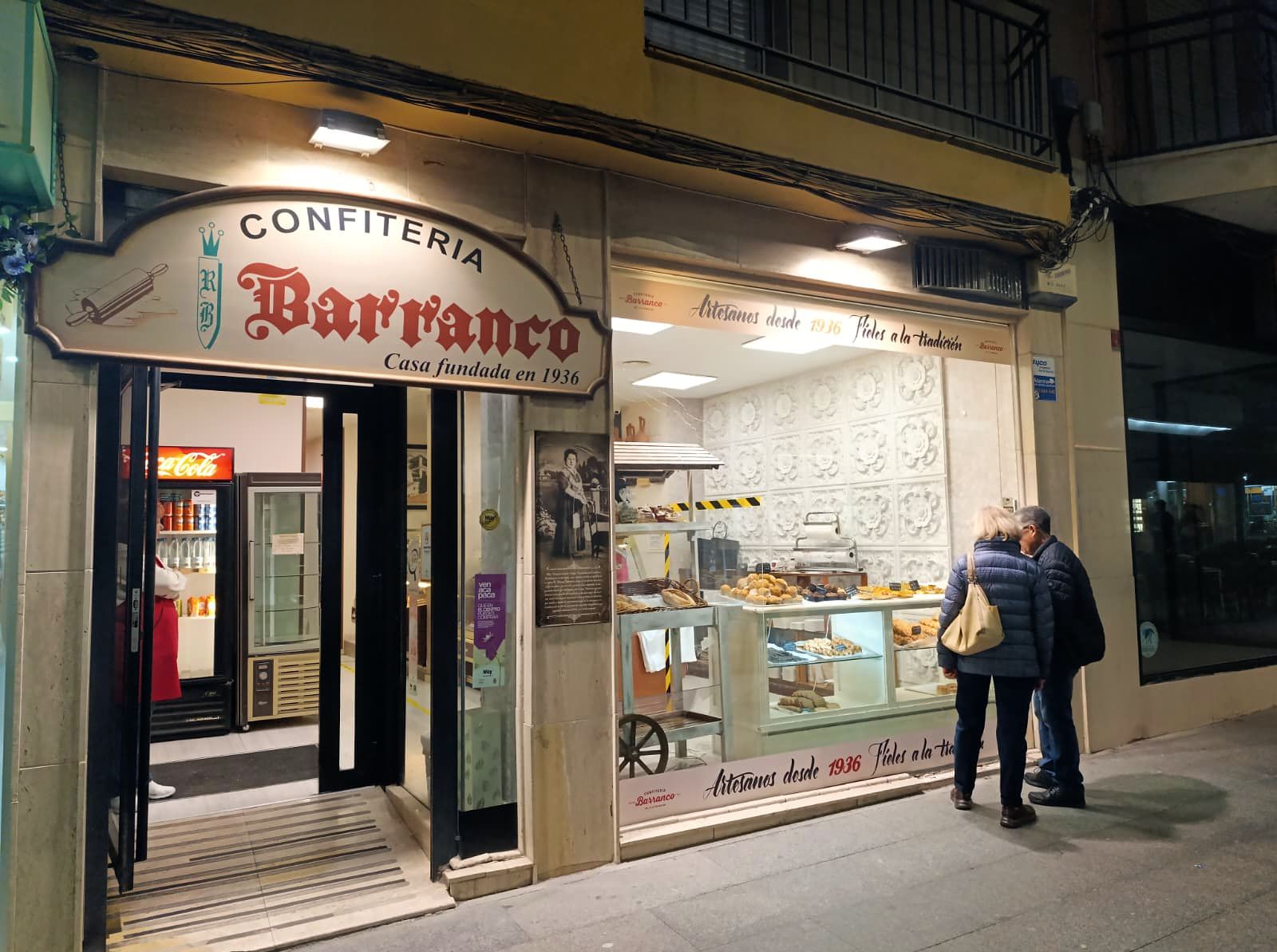 El actual local de la Confitería Barranco está en la calle San Clemente 28, una de las arterias comerciales más importantes de la zona centro.