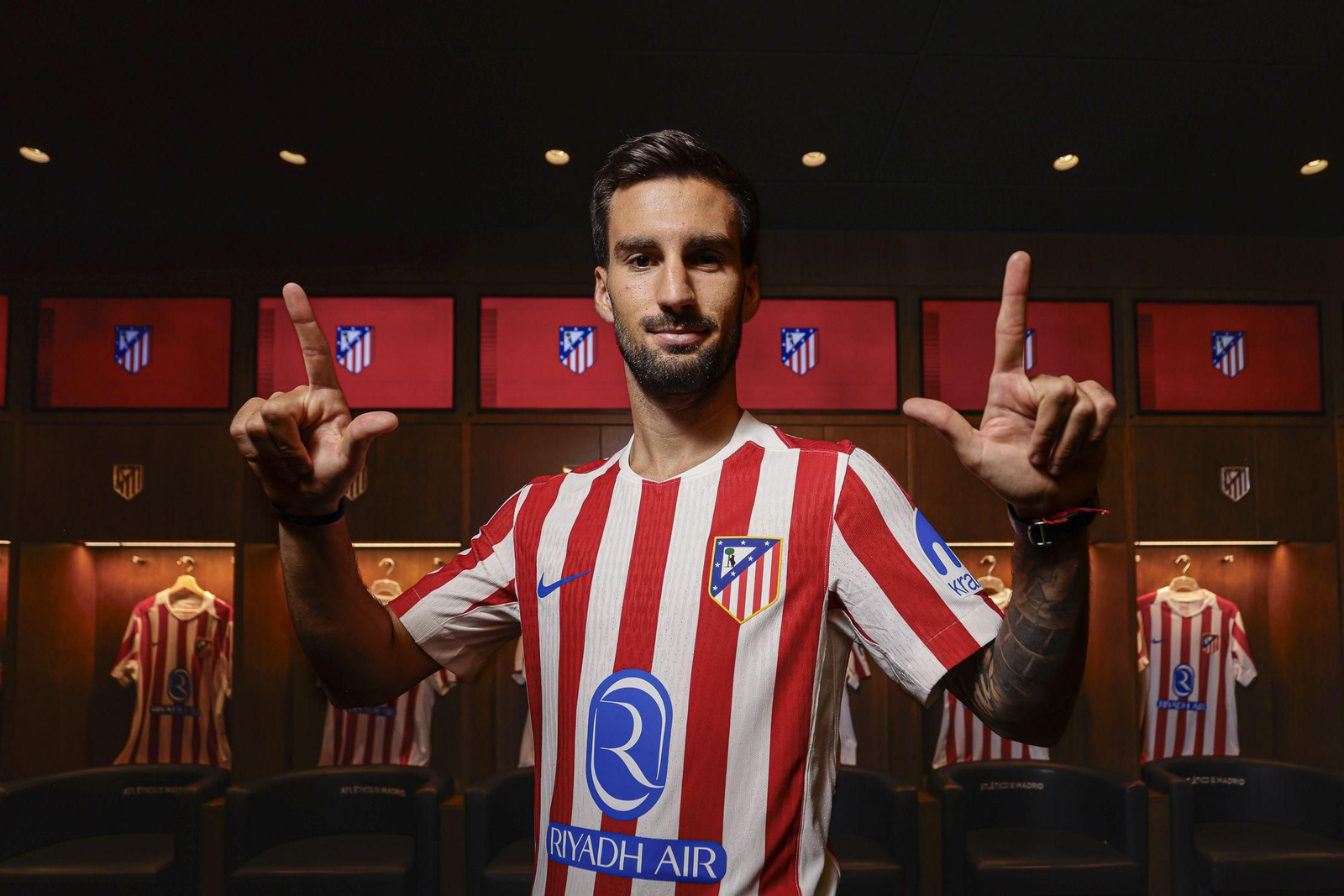 Álex Baena posando con su nueva camiseta, la rojiblanca del Atlético de Madrid