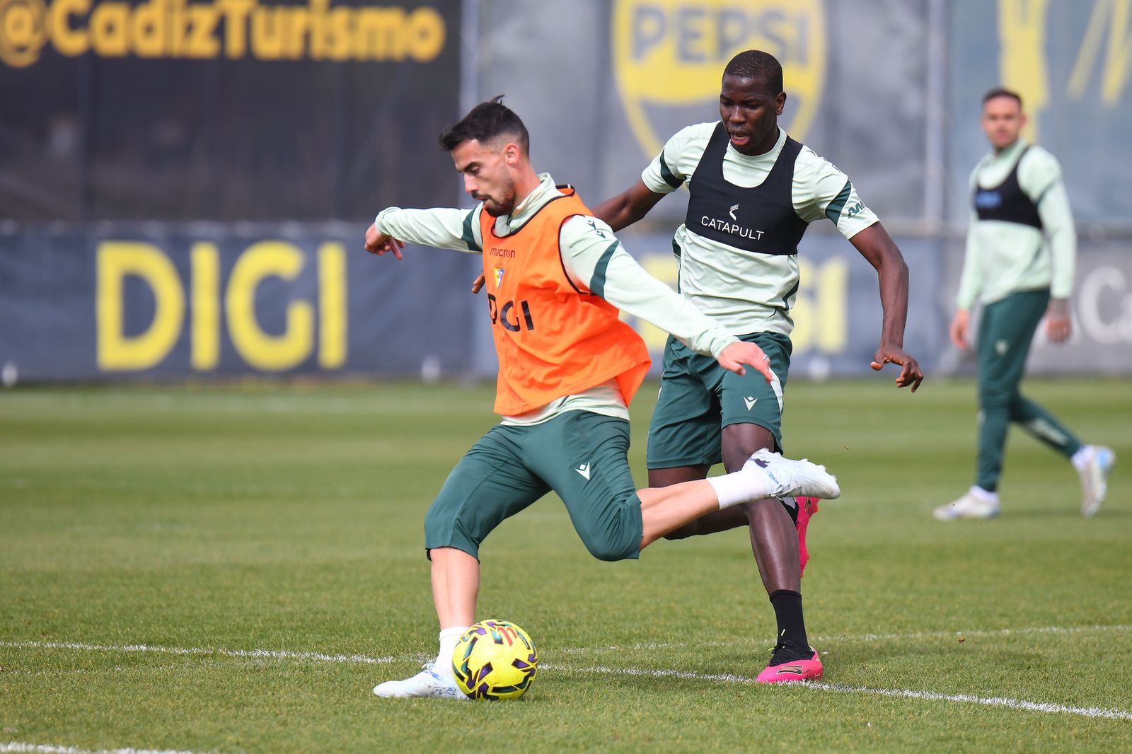 Suso y Moussa Diakité en un entrenamiento.