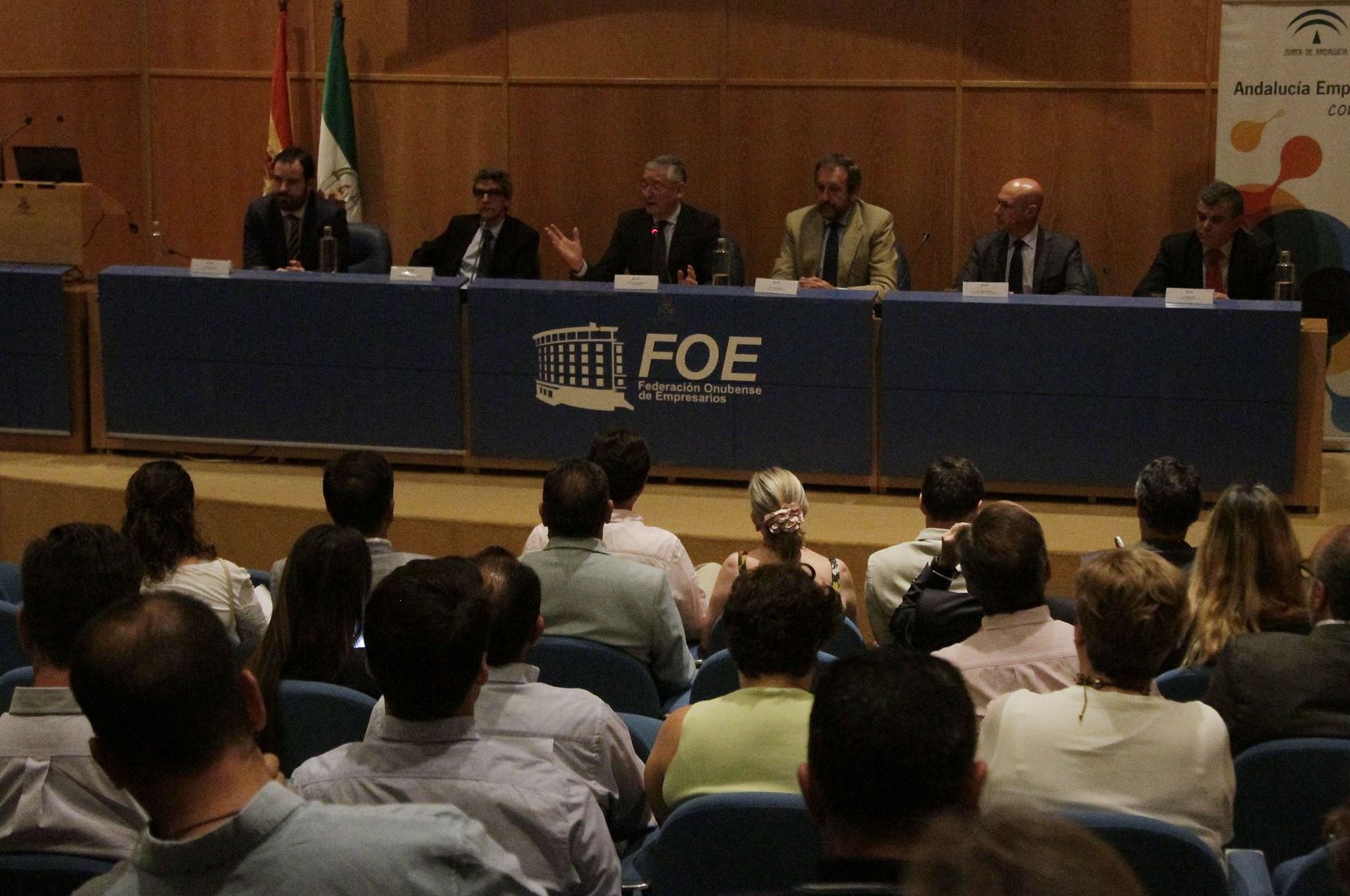 El director general del Puerto de Huelva, Ignacio Álvarez-Ossorio, con los responsables de área de la institución, en el primer encuentro de ayer.