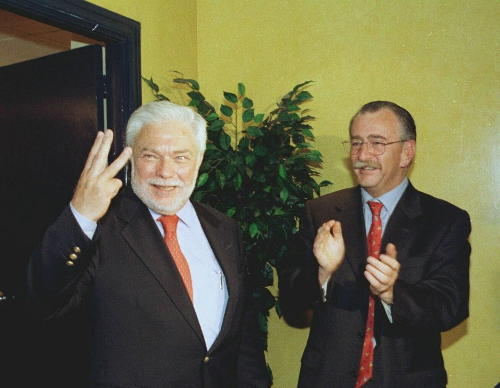 Díaz Berbel (izq.) y Juan de Dios Martínez Soriano (dcha.), tras conocer los resultados de las elecciones de 1999. Díaz Berbel (izq.) y Juan de Dios Martínez Soriano (dcha.), tras conocer los resultados de las elecciones de 1999.