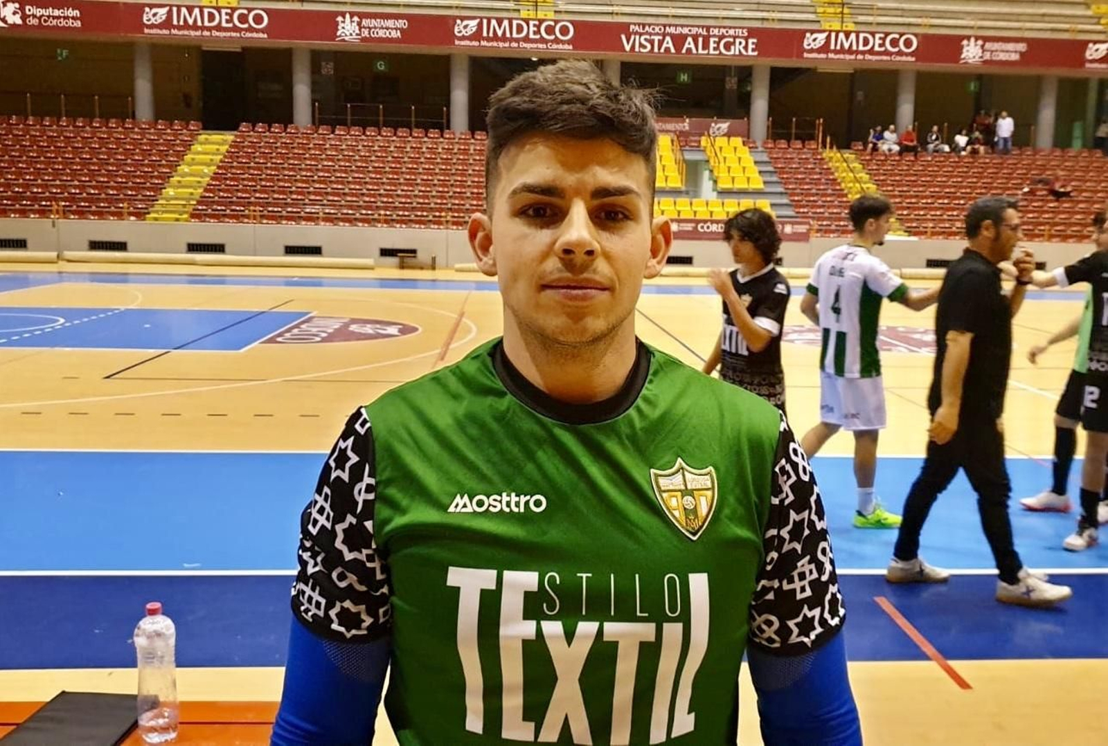 Rafa López posa con la camiseta del Córdoba Futsal, tras la sesión del miércoles en Vista Alegre.