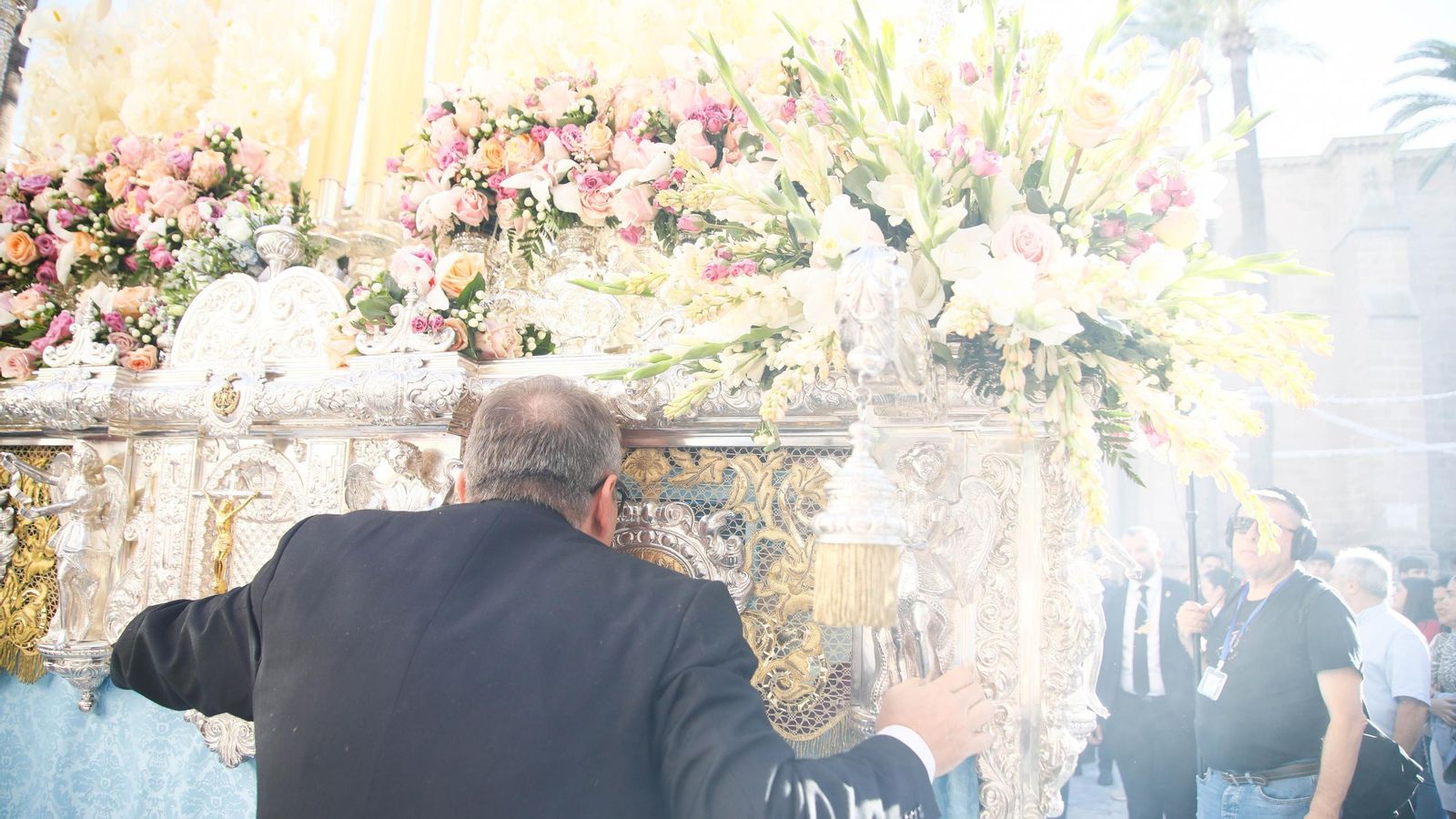 Vea la salida de la Hermandad de Los Ángeles de la Catedral de Almería