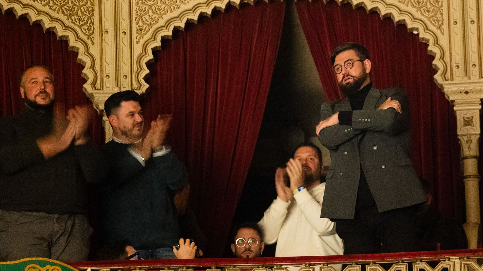 Manu Sánchez recibe emocionado el pasodoble dedicado por El Patriota.