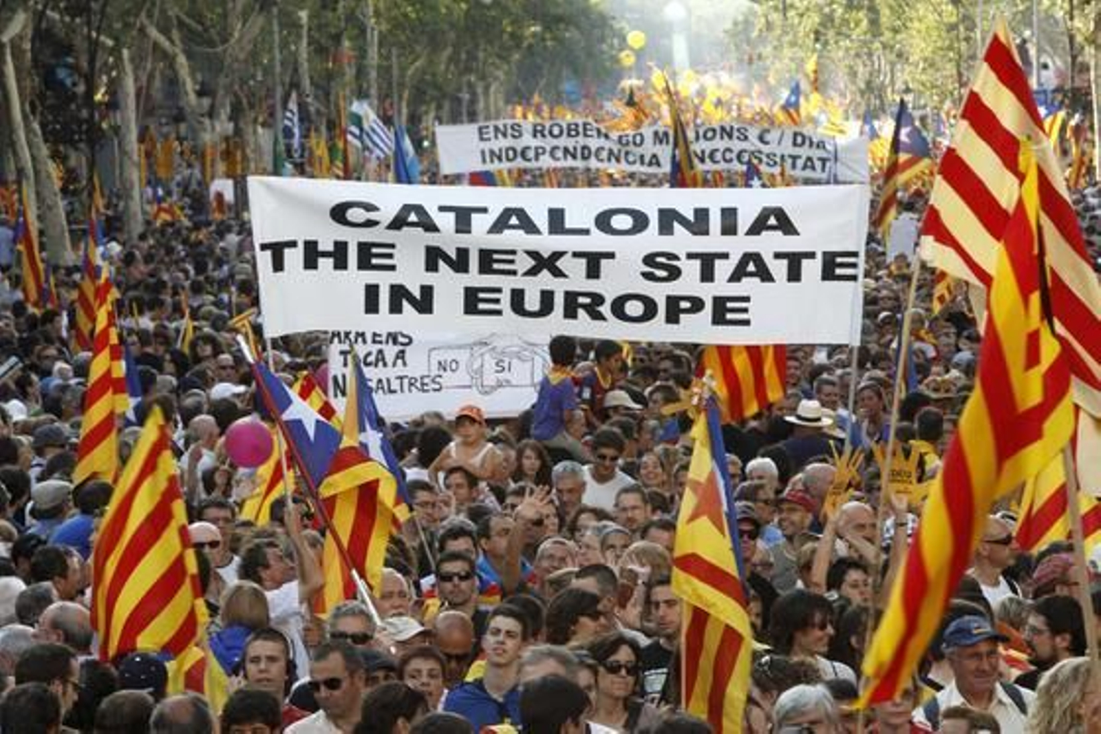 Más de un millón de personas marchan por las calles de Barcelona para protestar contra la sentencia del 'Estatut'. / AFP