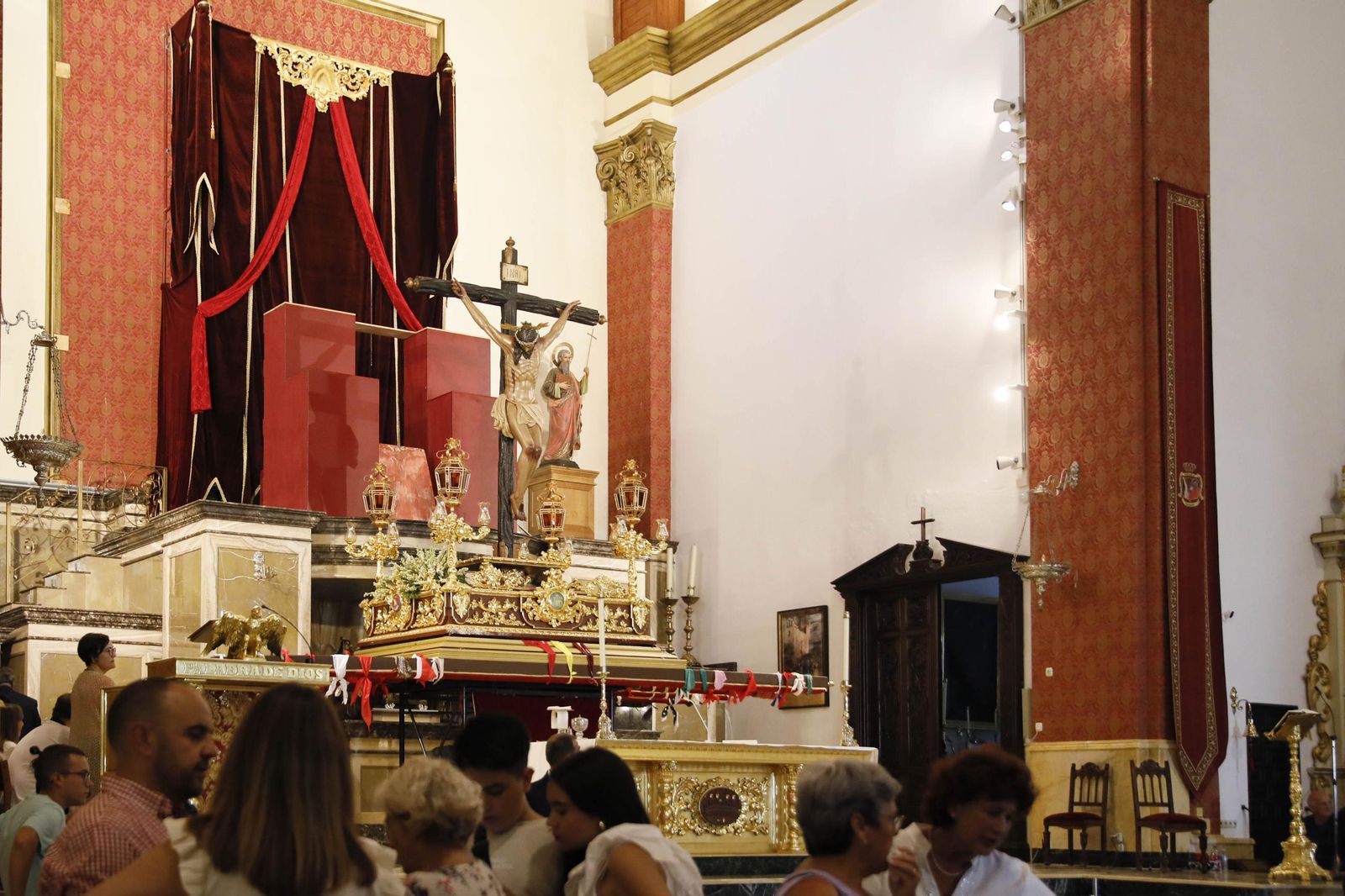 Las imágenes de la misa vespertina y procesión del Cristo de la Luz de Dalías