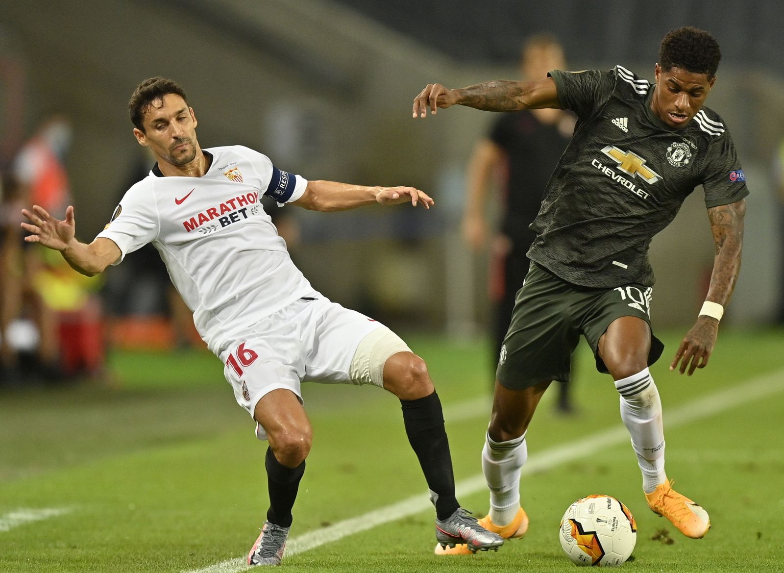 Jesús Navas pugna por un balón con Rashford.