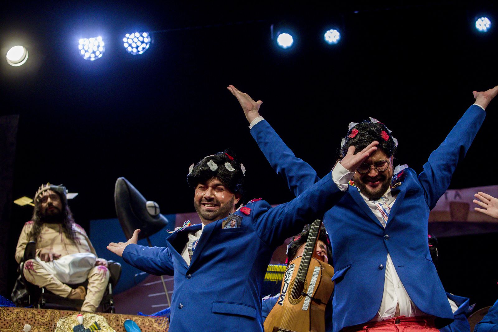 Chirigota Aquí estamos de paso.