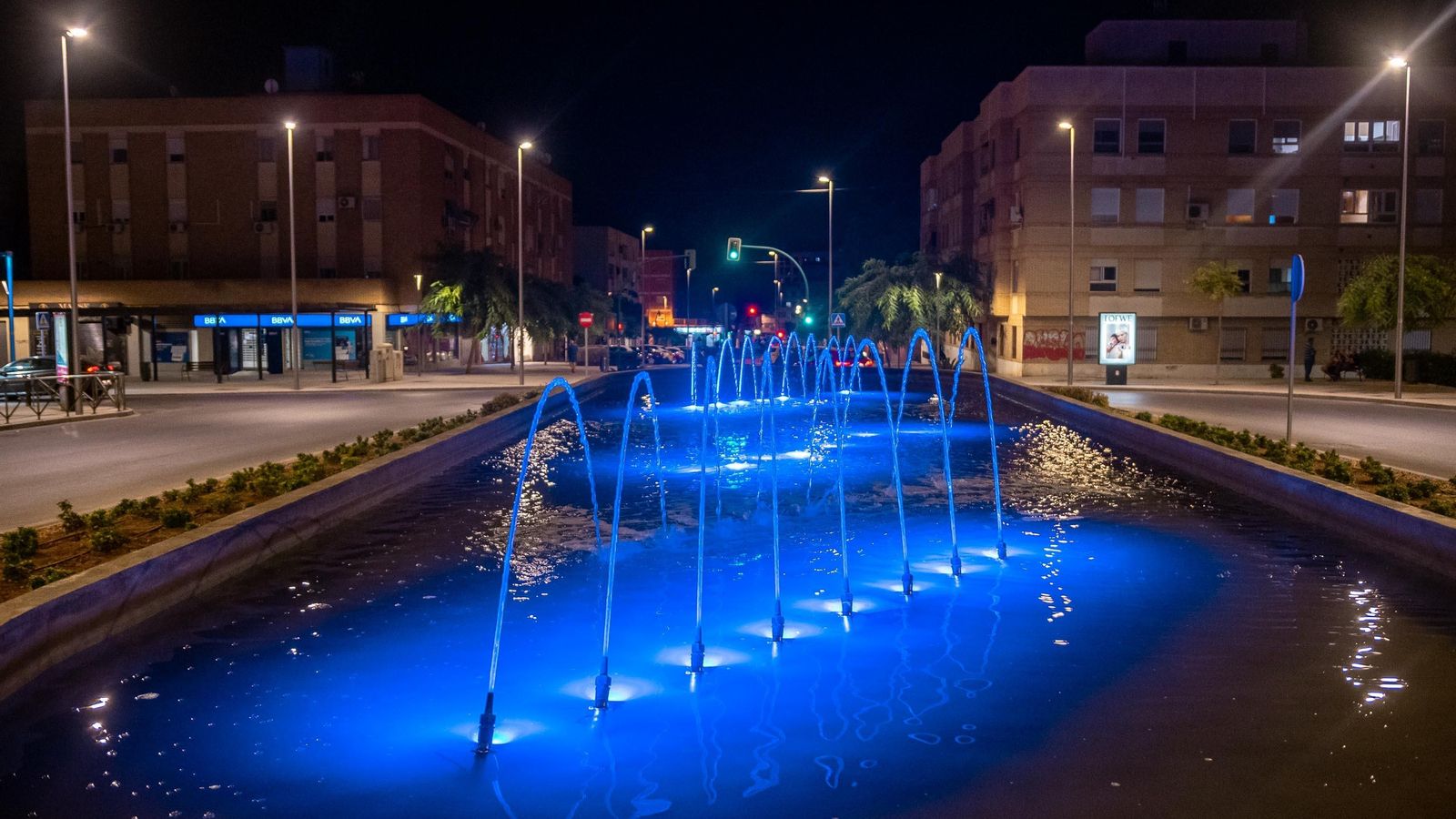 La fuente de la calle Santiago, iluminada de color azul