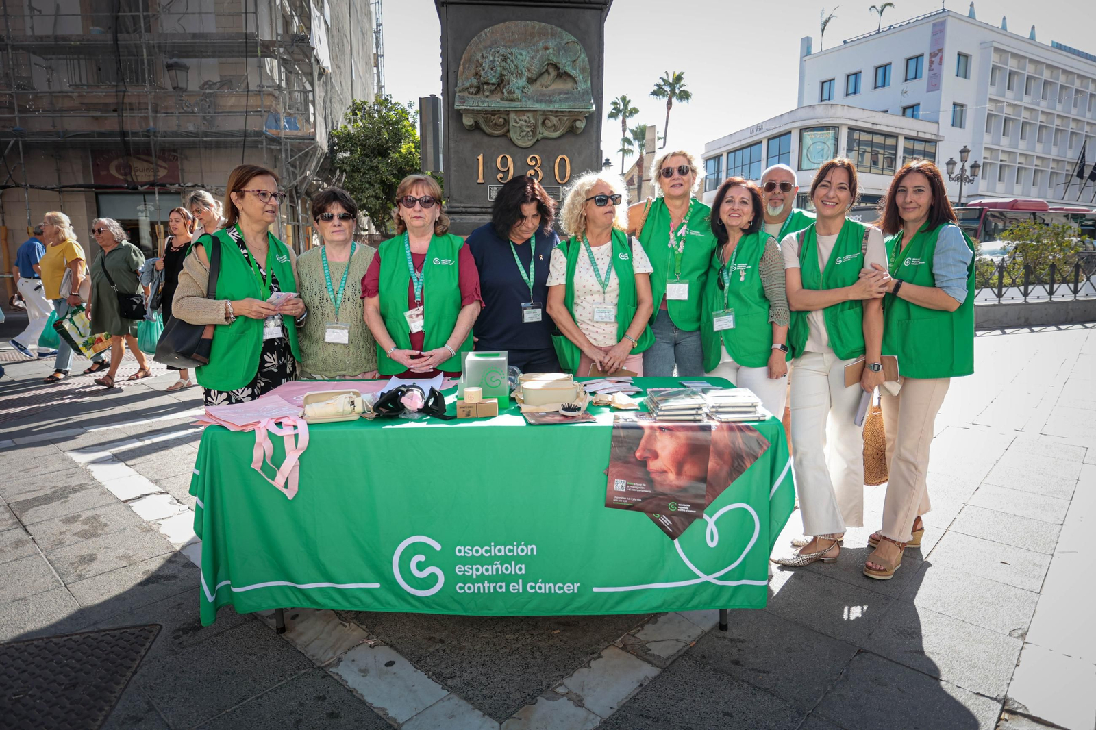 Anabel Rodríguez y compañeras de la AECC, en una mesa informativa por el Día del Cáncer de Mama.
