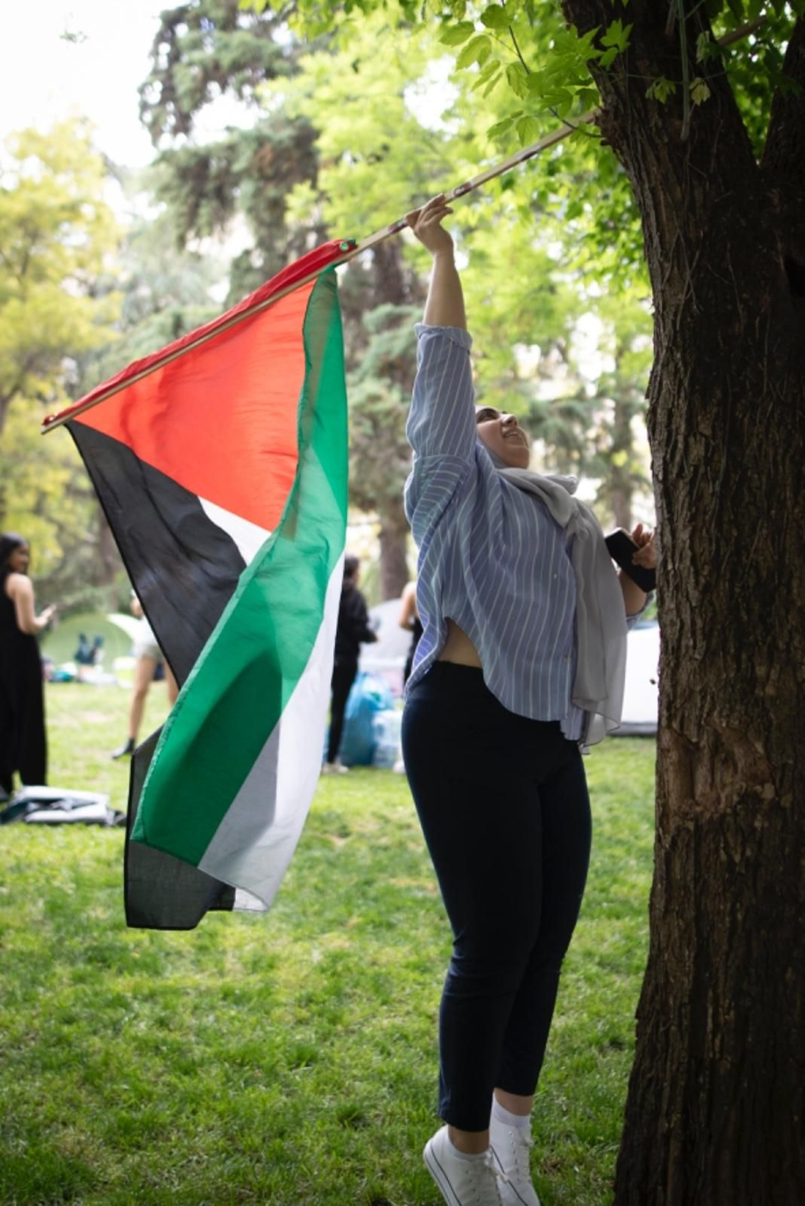 Estudiante coloca una bandera palestina