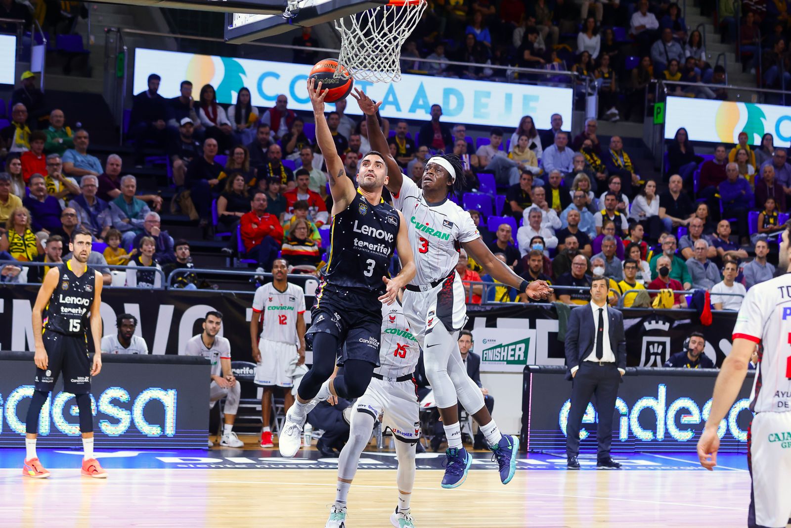 Thomas Bropleh trata de taponar a Jaime Fernández.