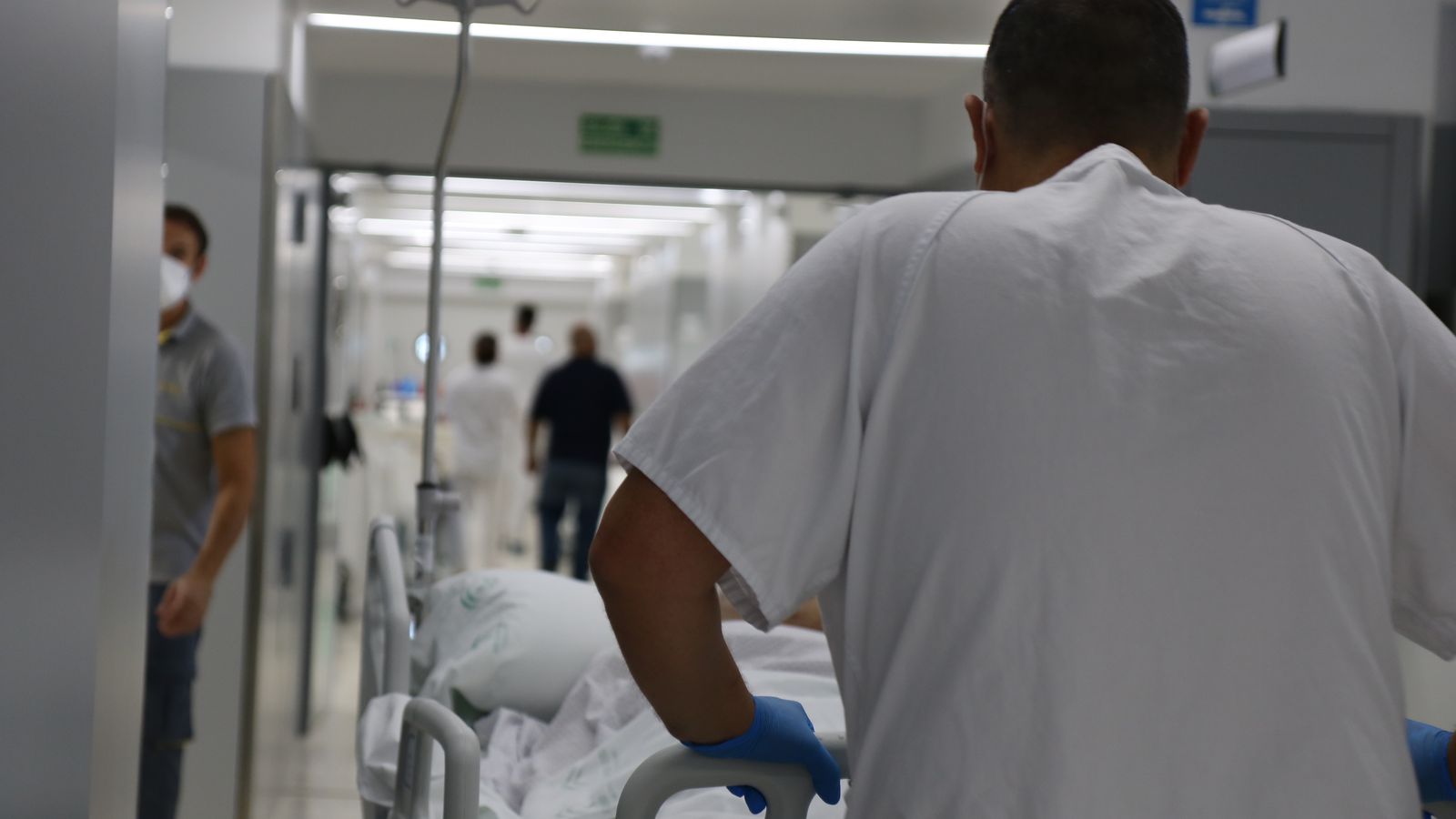 El traslado de un paciente en el Hospital de Emergencia Covid-19.