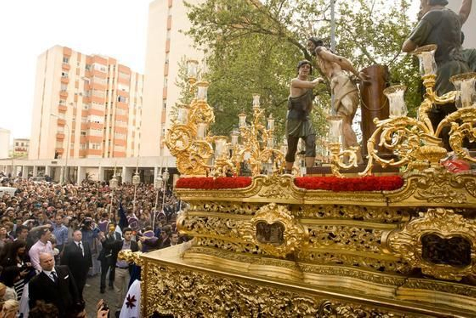 Cara a cara. El paso de misterio de La Flagelación encara a la multitud que le recibe en la calle Medina.

Foto: Juan Carlos Toro