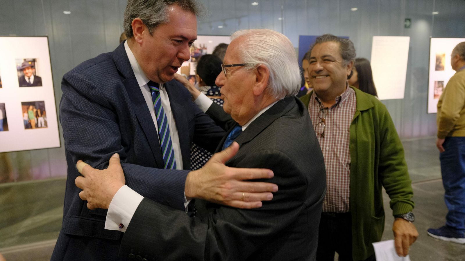 Gabriel Sánchez Gasán junto a Juan Espadas, alcalde de Sevilla durante la exposición