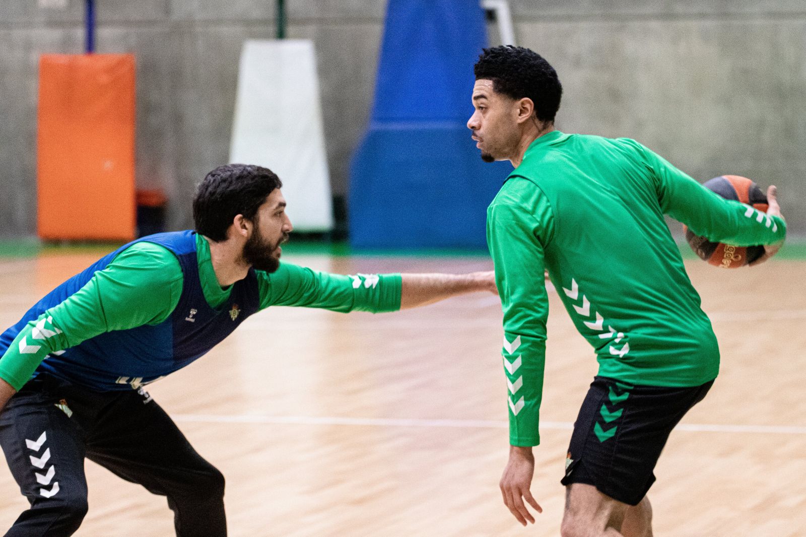 Pozas defiende a Joshua Grey, en el primer entrenamiento del estadounidense con su nuevo equipo, realizado en la pista sótano de San Pablo.