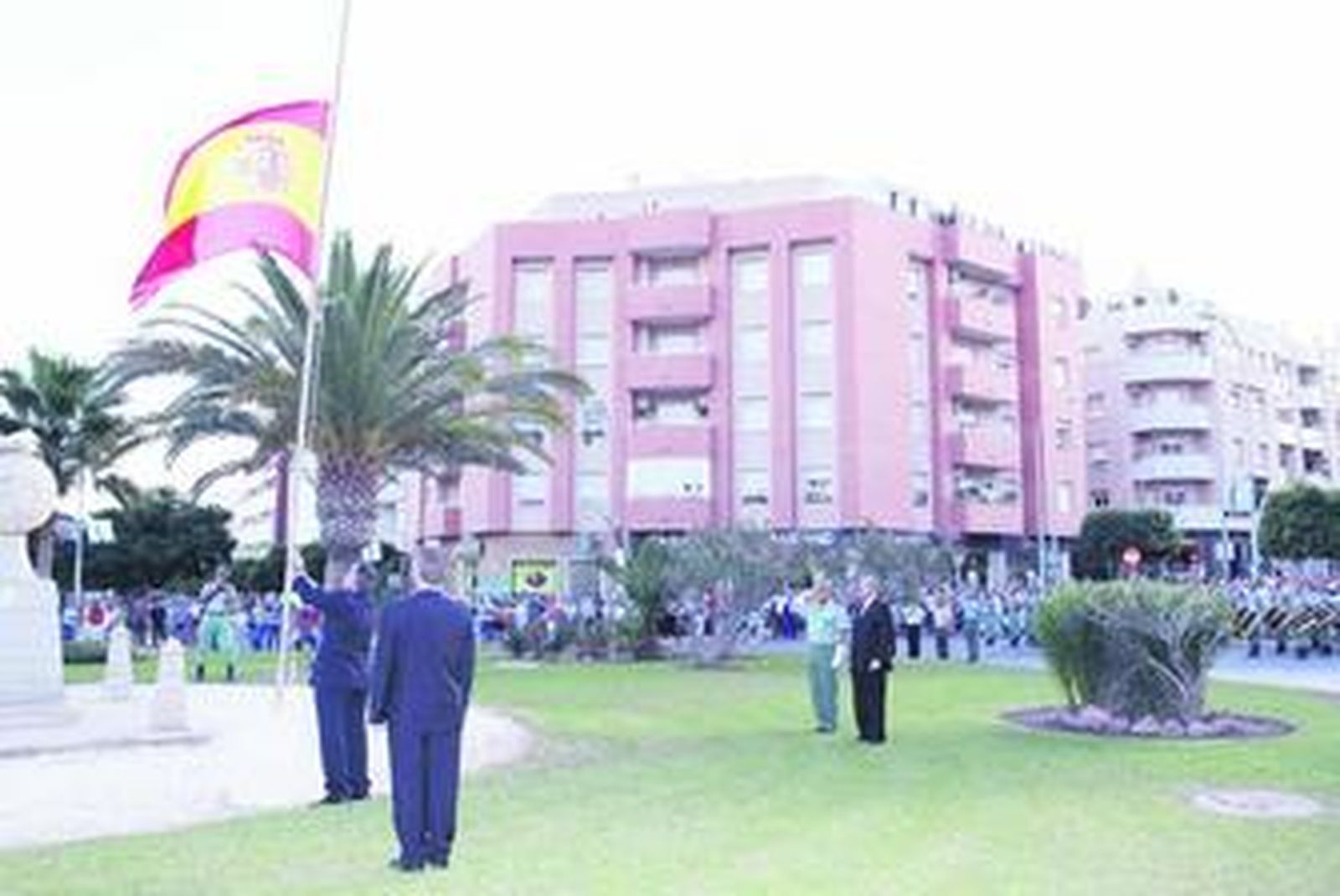 1. El general jefe de la Brigada de La Legión, Francisco Javier Varela, y el alcalde de El Ejido, Juan Enciso, en el momento de ser arriada la Bandera de España  2. Familiares del teniente Muñoz depositan una corona ante el monumento en honor de los caídos 3. La Unidad de Música ofreció un magnífico concierto en el Teatro Municipal
