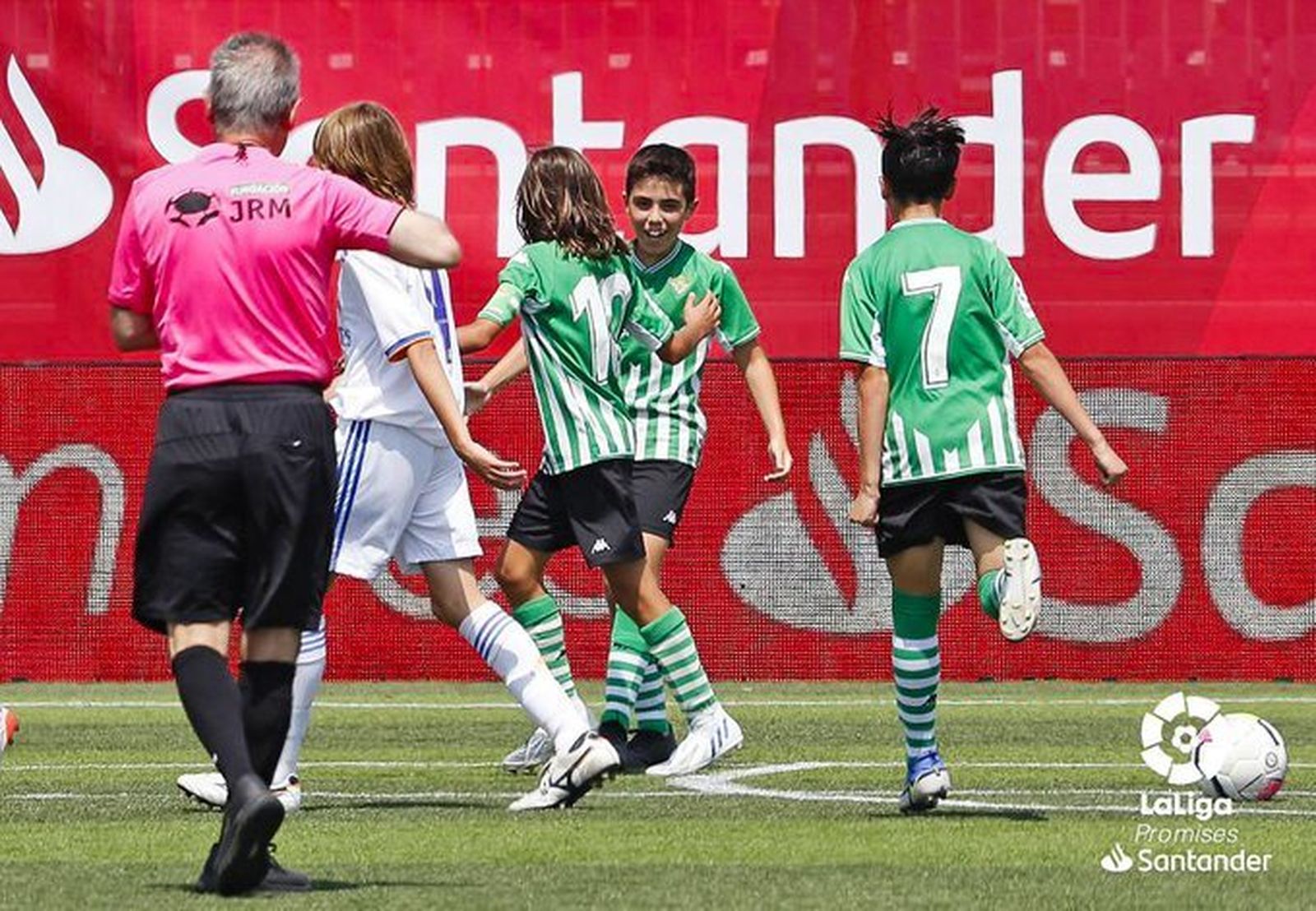 Los jugadores del Betis celebran el segundo gol al Real Madrid.