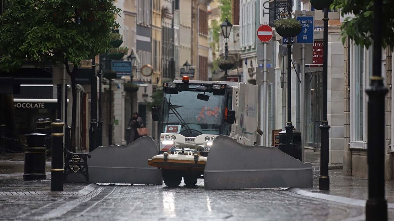 Un vehículo de limpieza por las calles de Gibraltar.