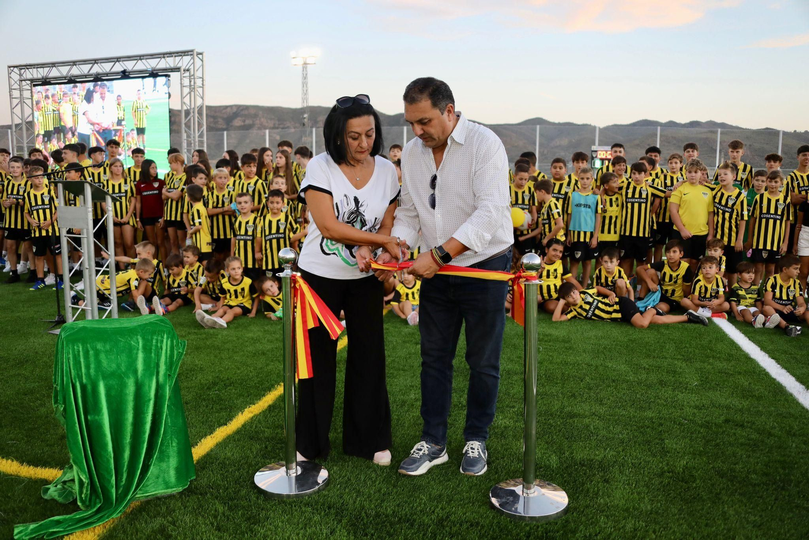 La alcaldesa durante la inauguración del campo de fútbol.