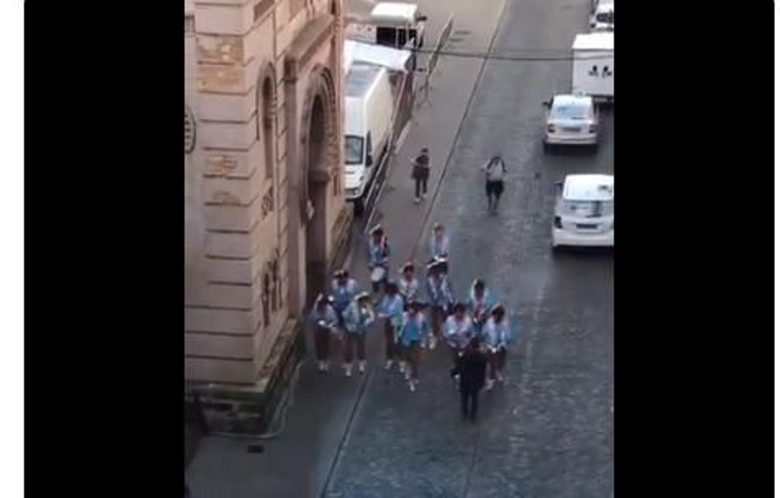 La chirigota de los impacientes,  de pasacalles un día antes de cantar.