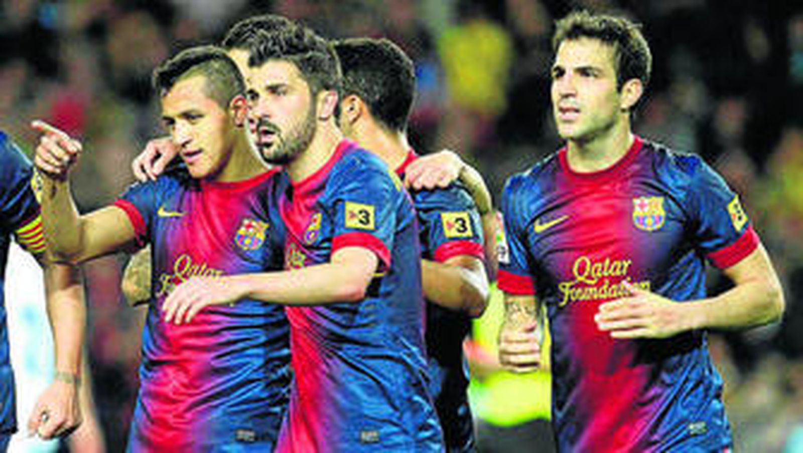 Villa y Cesc se acercan a felicitar a Alexis tras el gol que éste marcó al Deportivo.