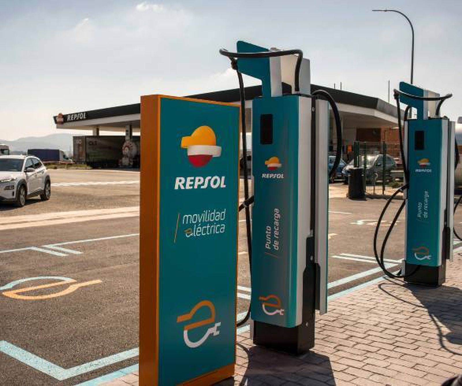 Punto de recarga para vehículos eléctricos de Repsol.