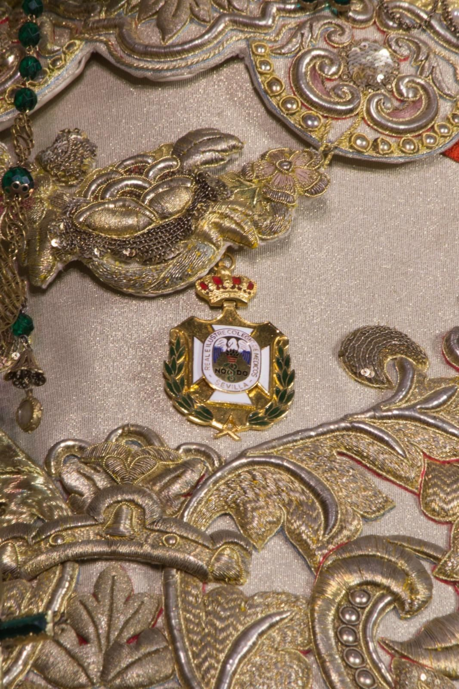 La Medalla del Colegio de Médicos prendida a la saya de la Macarena.