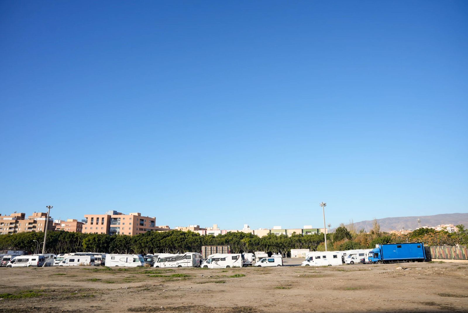Autocaravanas forman un "barrio" junto al Auditorio Maestro Padilla.