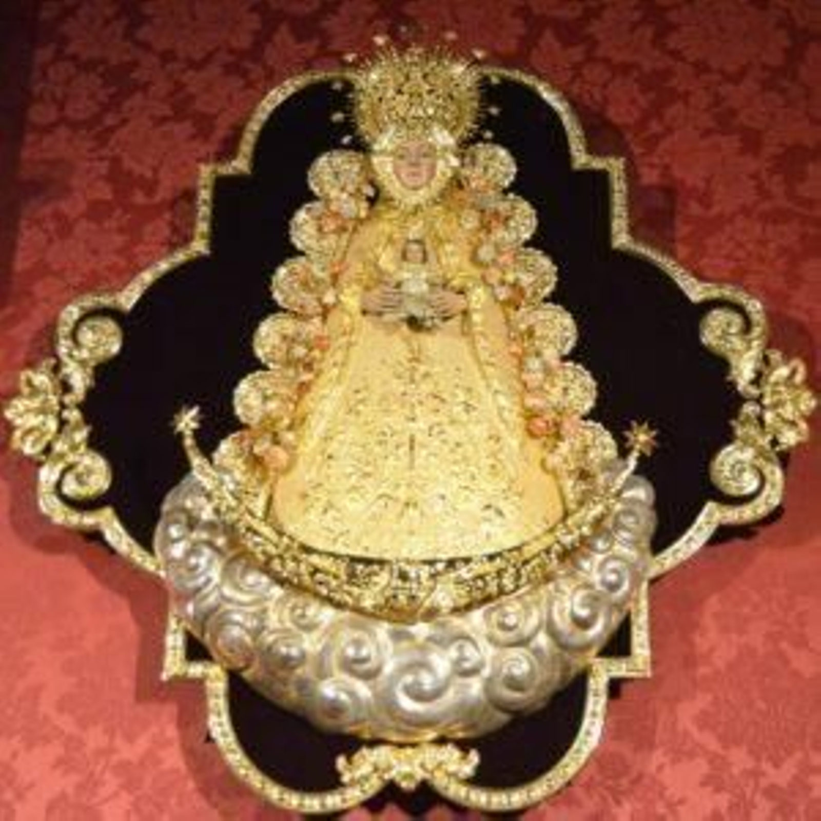 Medallón de la Virgen del Roció en el antiguo palio de los Desamparados
