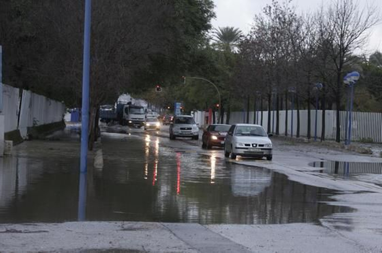 Media calzada de la carretera estaba totalmente anegada de agua esta mañana.

Foto: Victoria Hidalgo/Jaime Martínez