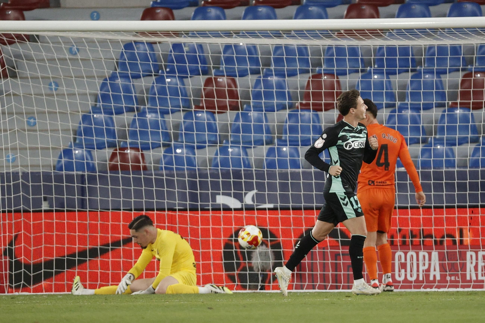 Rodrigo Riquelme acaba de hacer su tercer gol en el Ciutat de València.