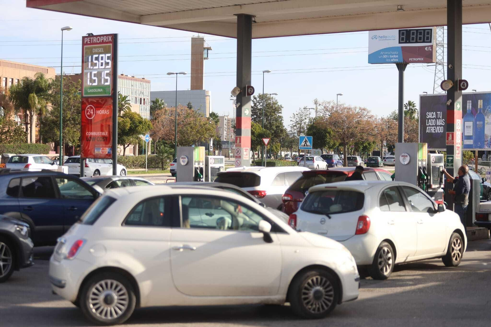 Colas este viernes en la gasolinera Petroprix de la avenida Ortega y Gasset.