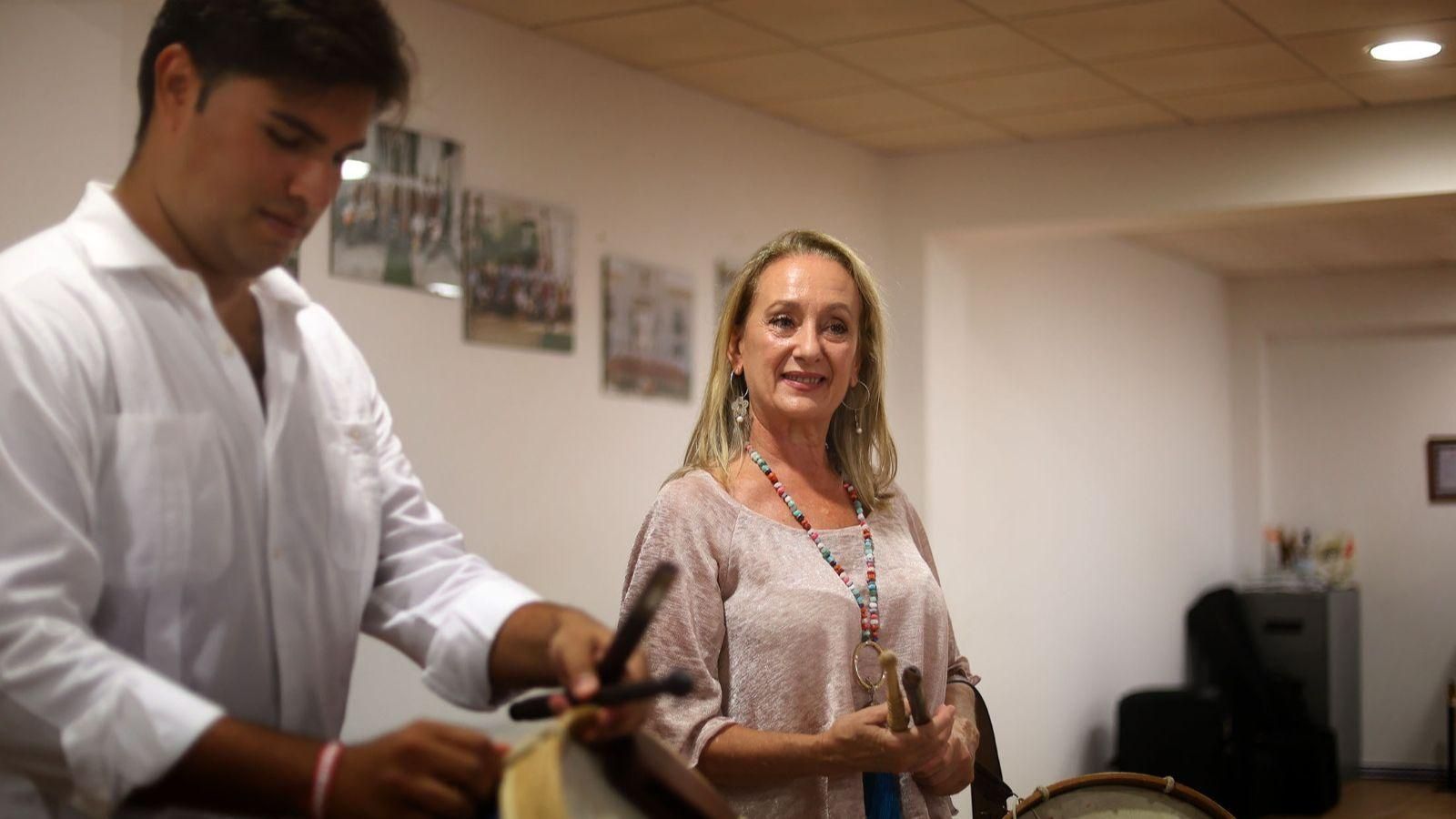 Integrantes del grupo se preparan antes del ensayo