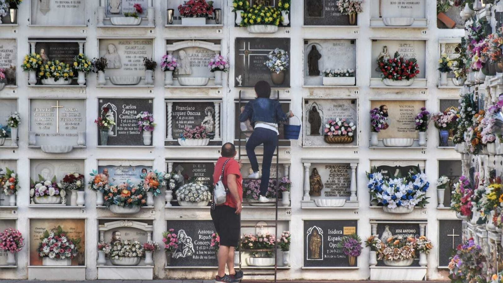Preparativos en el cementerio de La Línea, este domingo.