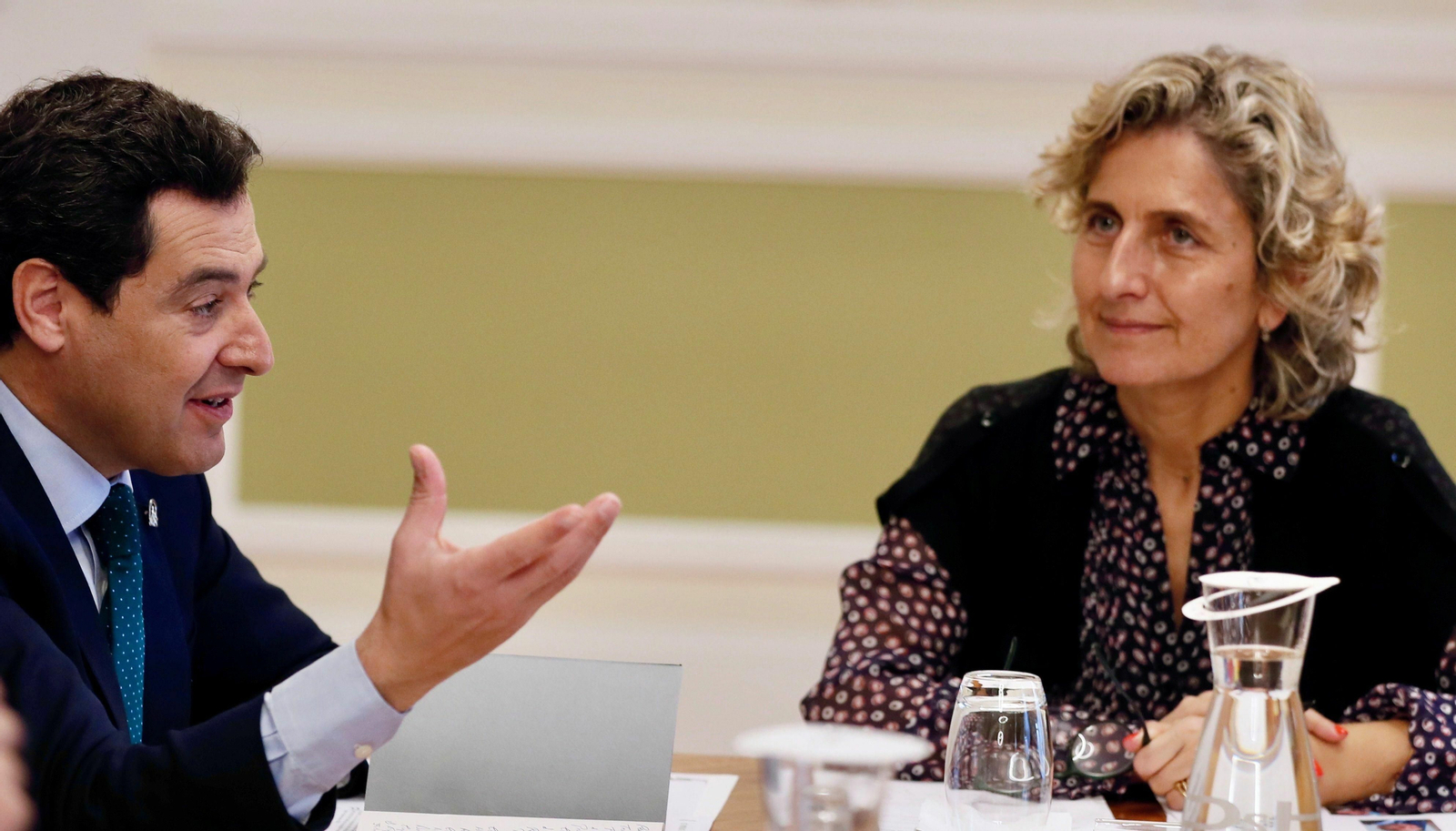 Juanma Moreno, junto a la ministra de Cohesión Territorial de Portugal, Ana Abrunhosa.