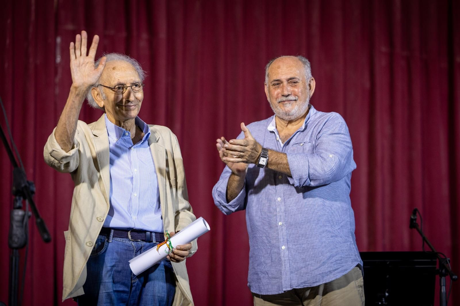 José Luis Alonso de Santos, recogiendo de manos de Juan Villarreal el reconocimiento como socio de honor de la Academia.