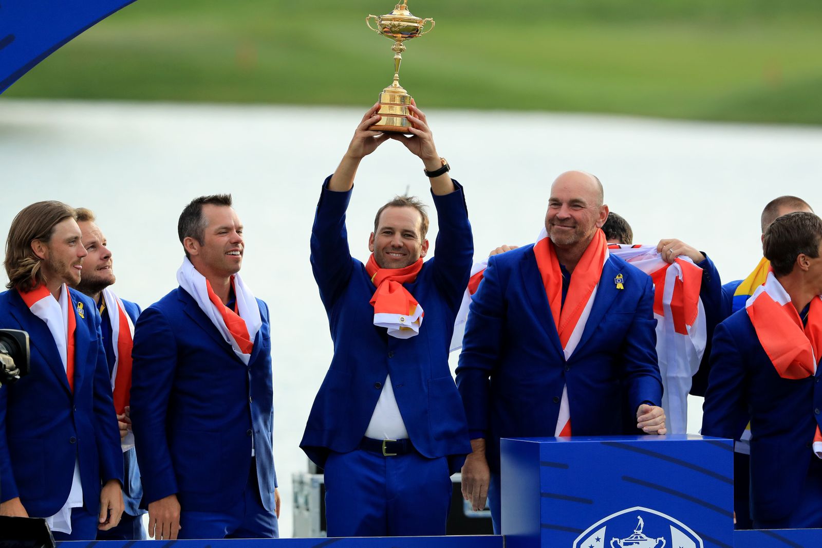 Sergio García alza la copa de la Ryder.