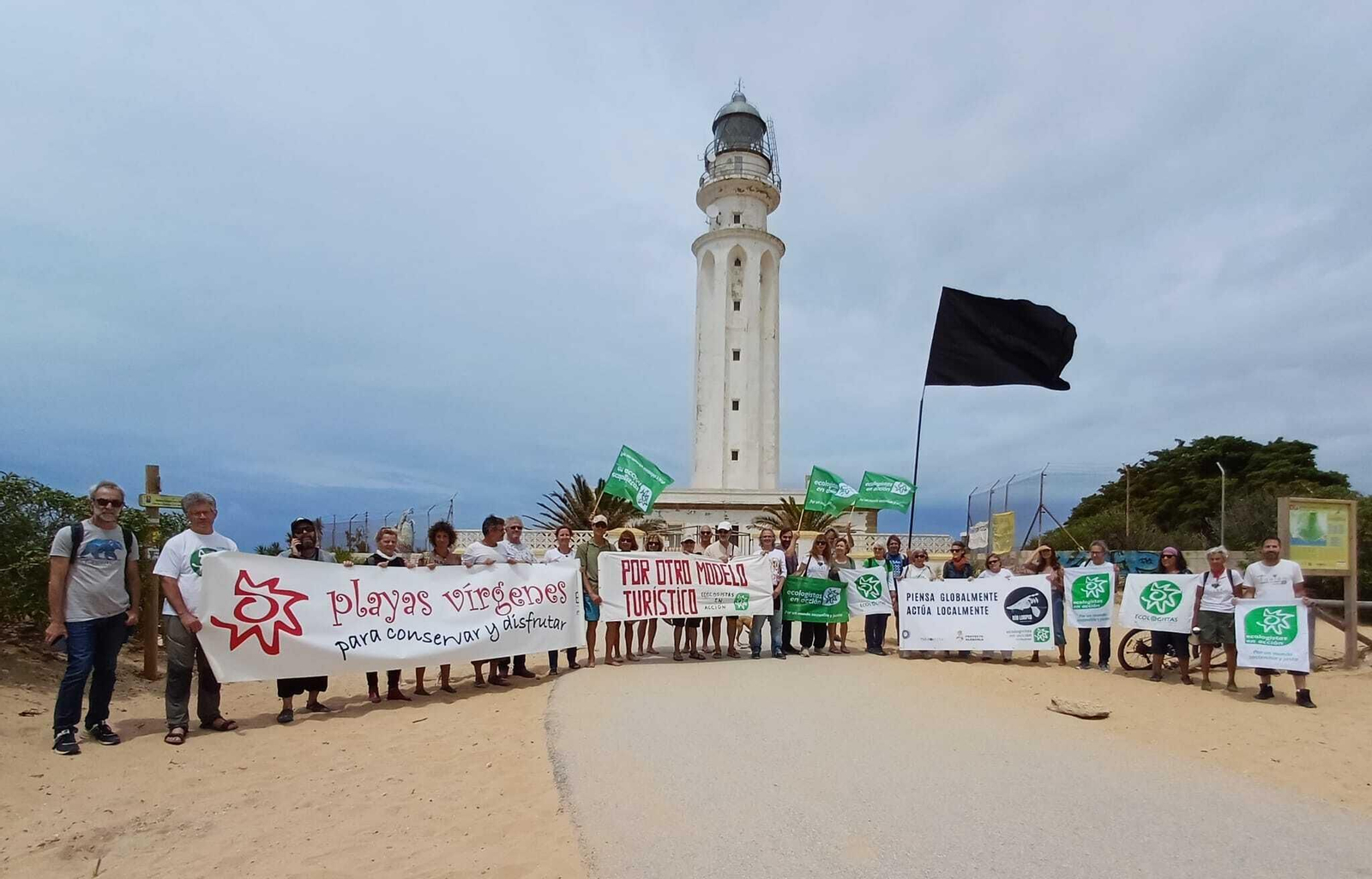 Los ecologistas colocan una Bandera Negra en el Faro de Trafalgar. Los ecologistas colocan una Bandera Negra en el Faro de Trafalgar.
