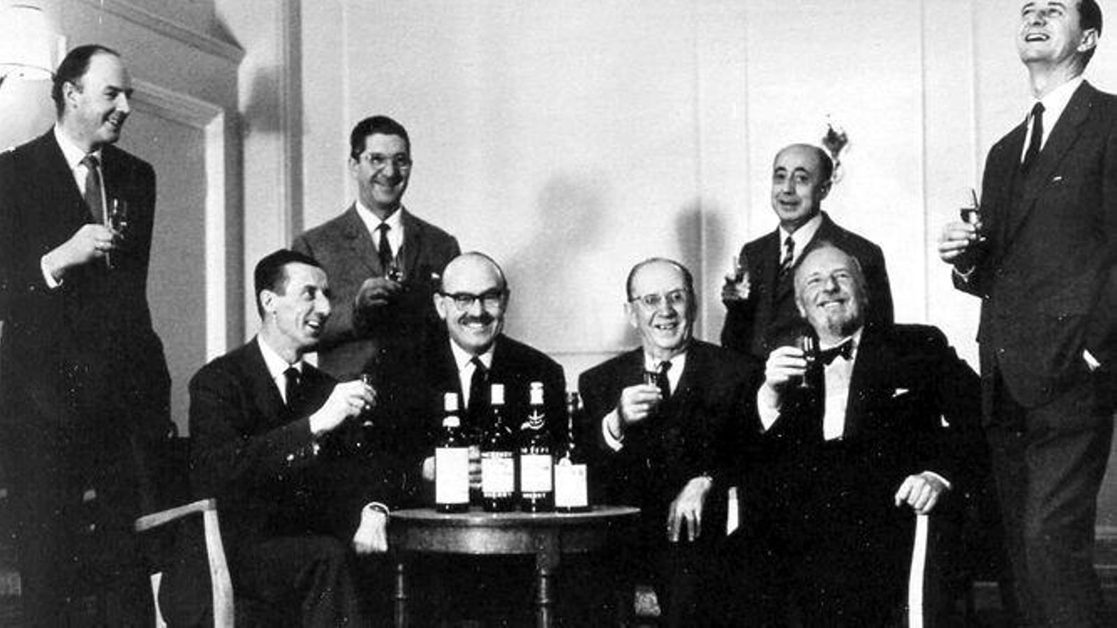 Bodegueros jerezanos brindan con jerez tras la sentencia del juicio del 'british sherry'. Bodegueros jerezanos brindan con jerez tras la sentencia del juicio del 'british sherry'.