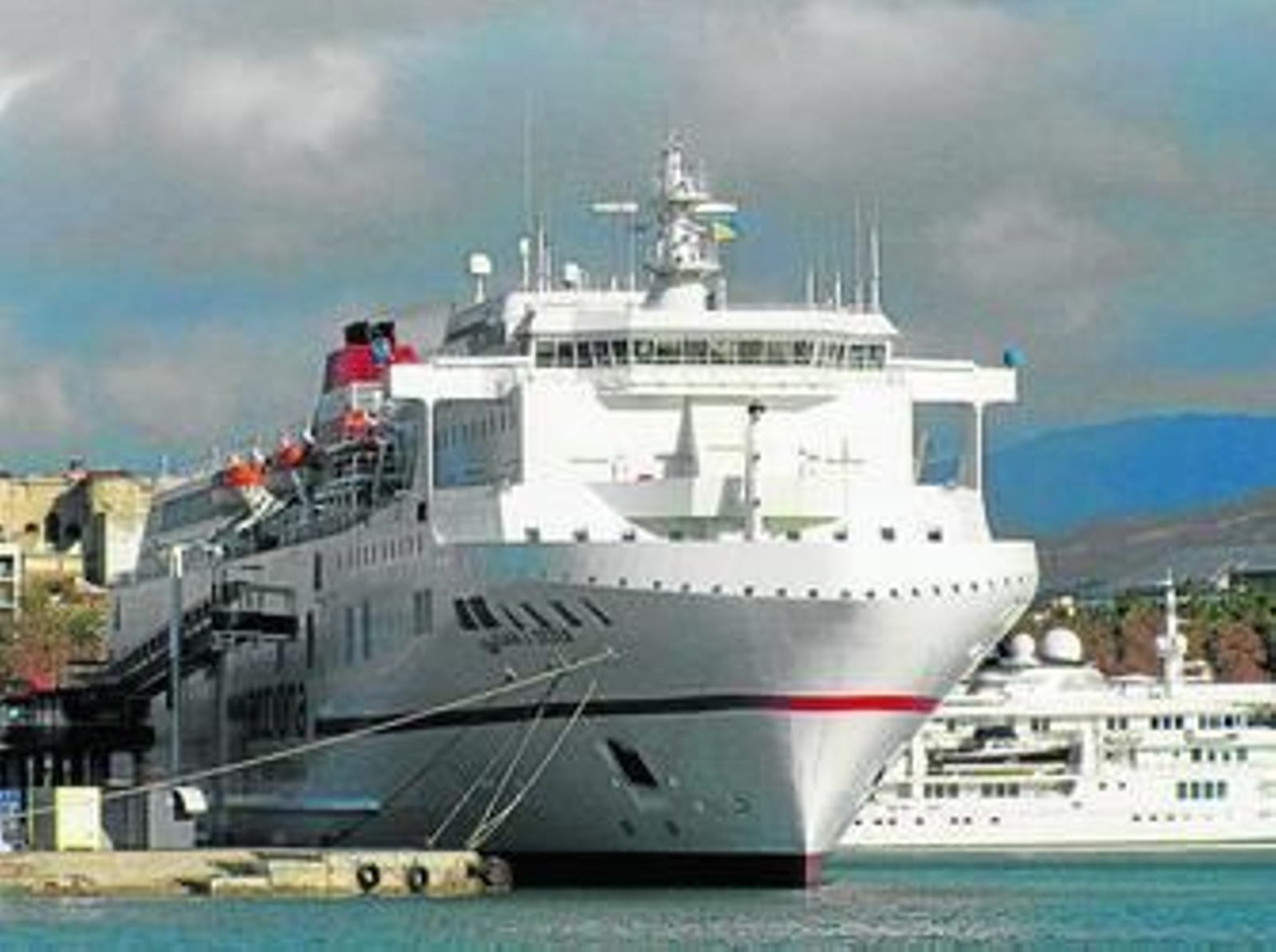 El 'Juan J. Sister' atracado en el puerto de Málaga.