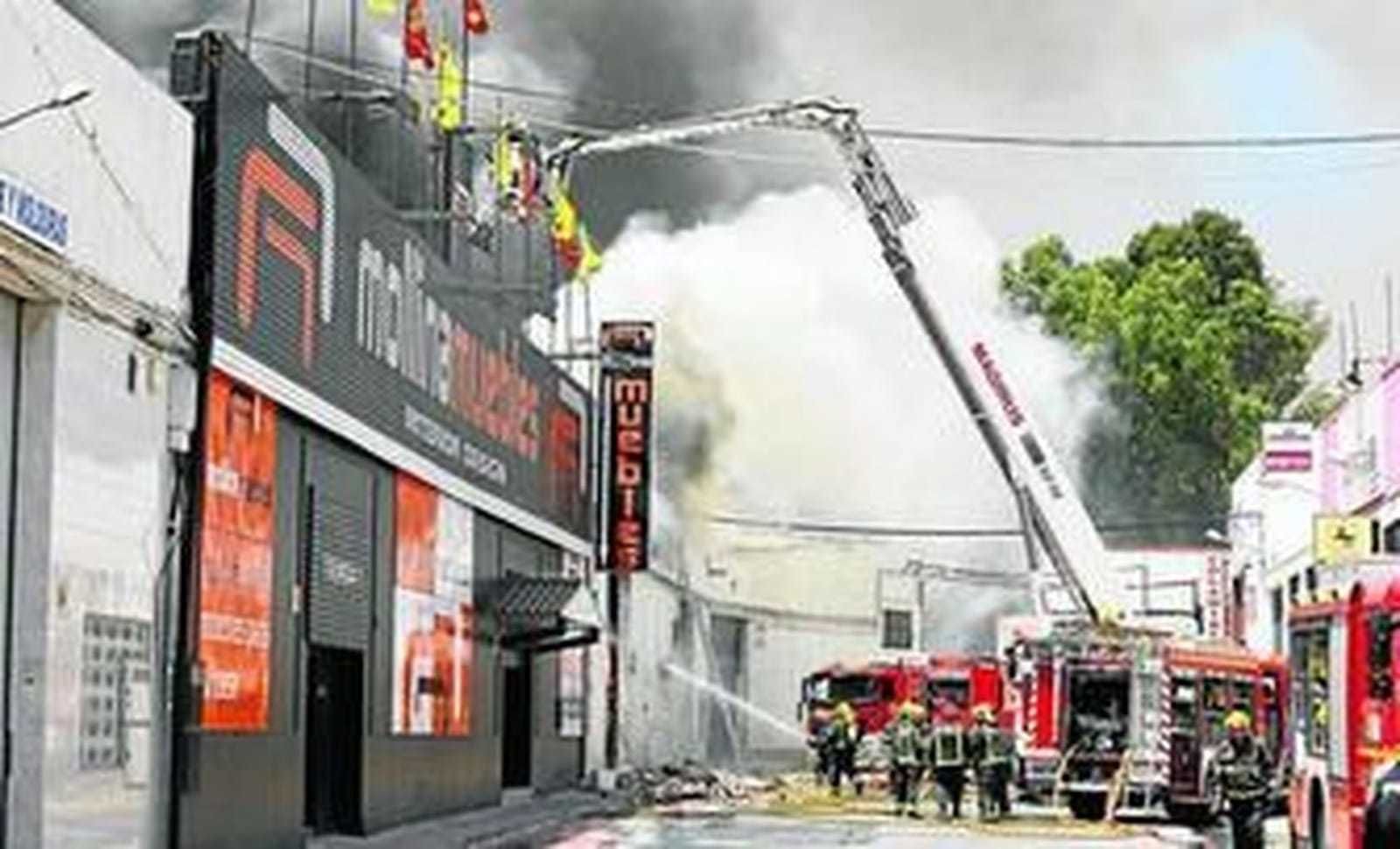 Incendio en una tienda de muebles en el polígono El Viso de Málaga