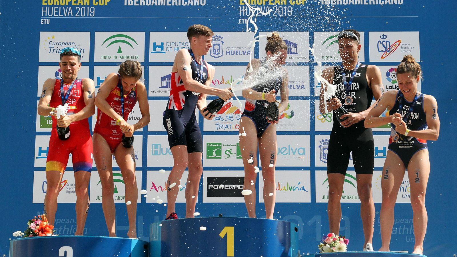 Los tres mejores de las categorías masculina y femenina celebran su éxito.