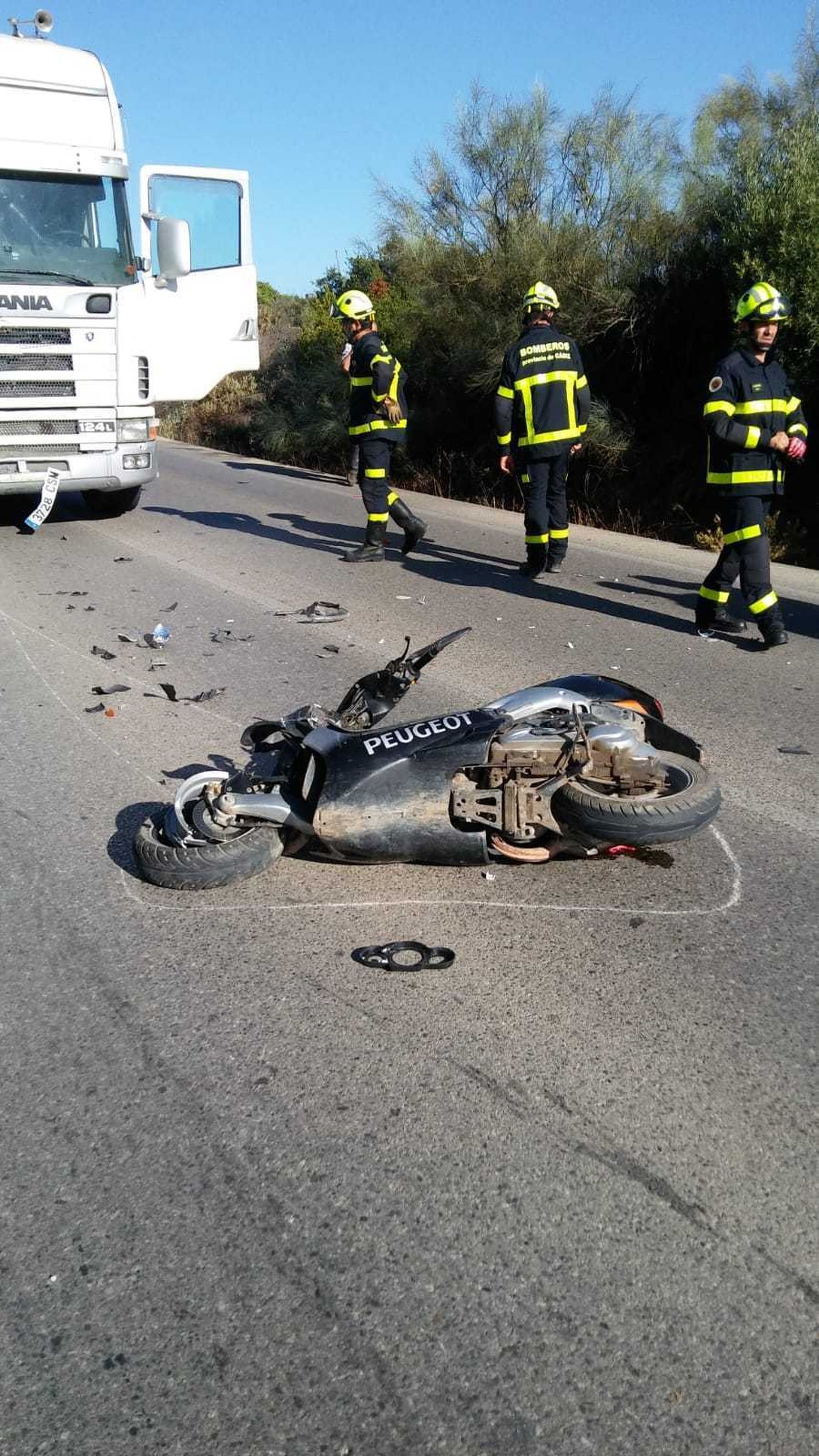 La motocicleta y el camión implicados en el accidente de Arcos.
