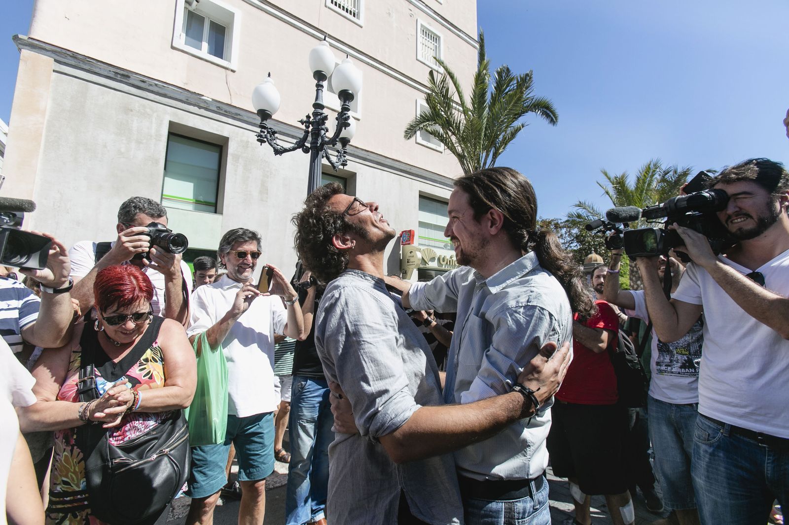 Kichi abraza a Pablo Iglesias, quien lo felicita por la Alcaldía, en su primera visita a Cádiz en 2015.