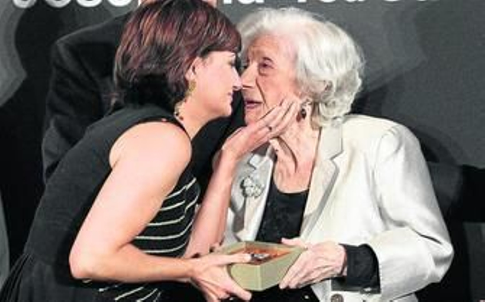 Carmen Amoraga recibe ayer el 70 Premio Nadal de manos de Ana María Matute en una cena celebrada en Barcelona. Carmen Amoraga recibe ayer el 70 Premio Nadal de manos de Ana María Matute en una cena celebrada en Barcelona.