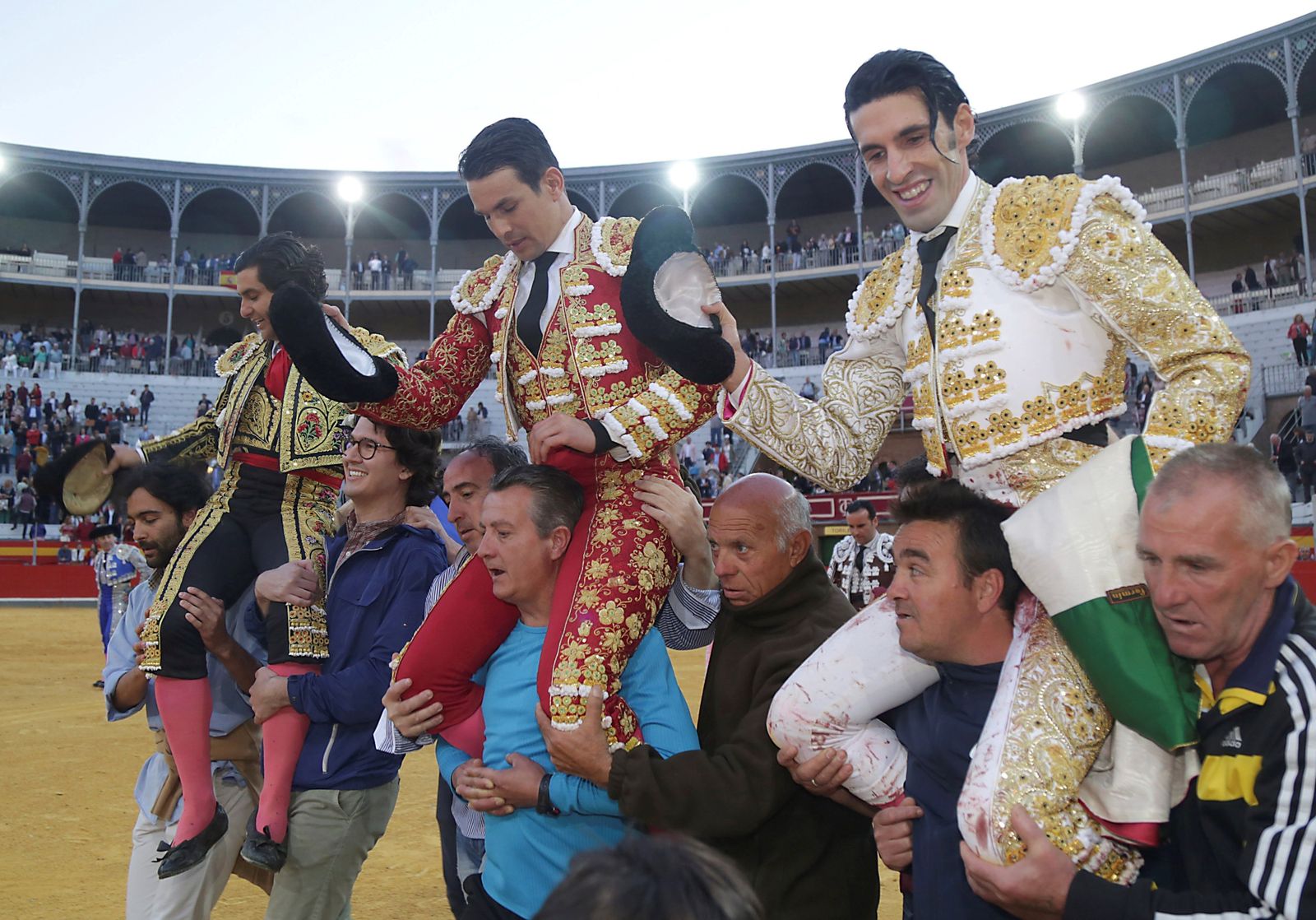Morante, Manzanares y Talavante, saliendo a hombros en Granada.