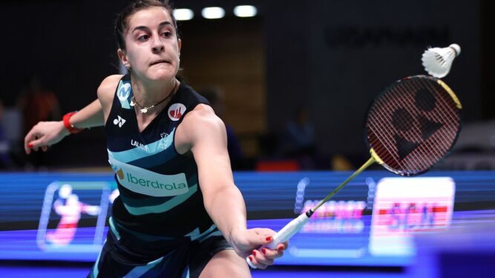 Carolina Marín se estira para golpear el volante.