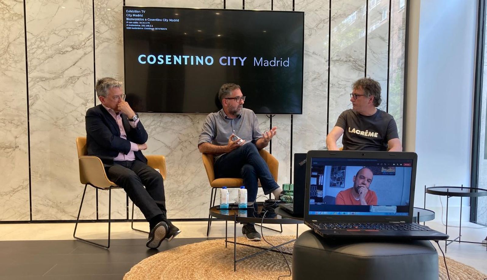 El vicepresidente de comunicación de Cosentino, Santiago Alfonso, el sociólogo Iñaki Martínez de Albéniz y Andoni Luis Aduriz