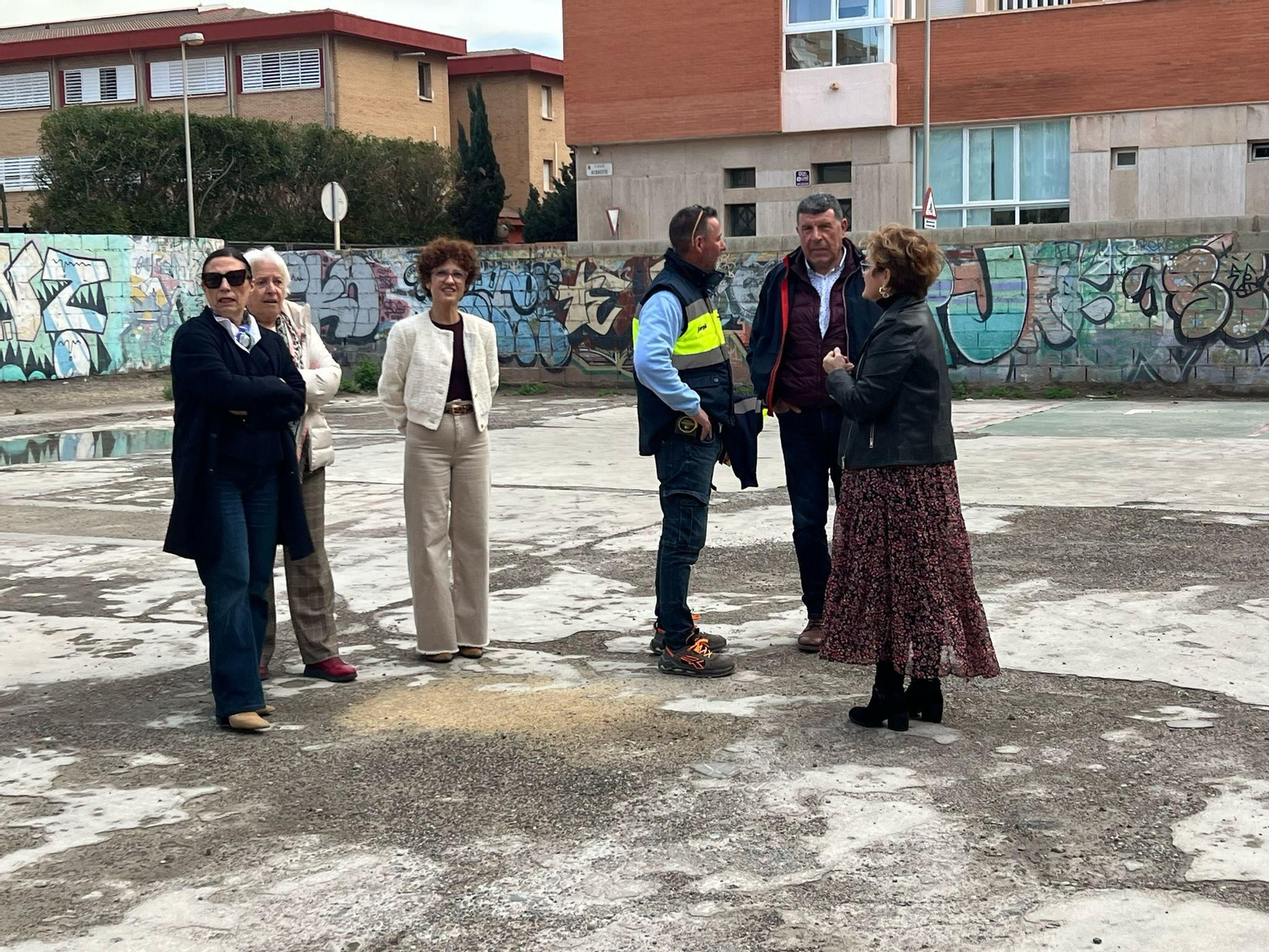 La presidenta de Asalsido, Isabel Parras, con el topógrafo en el terreno, ayer.
